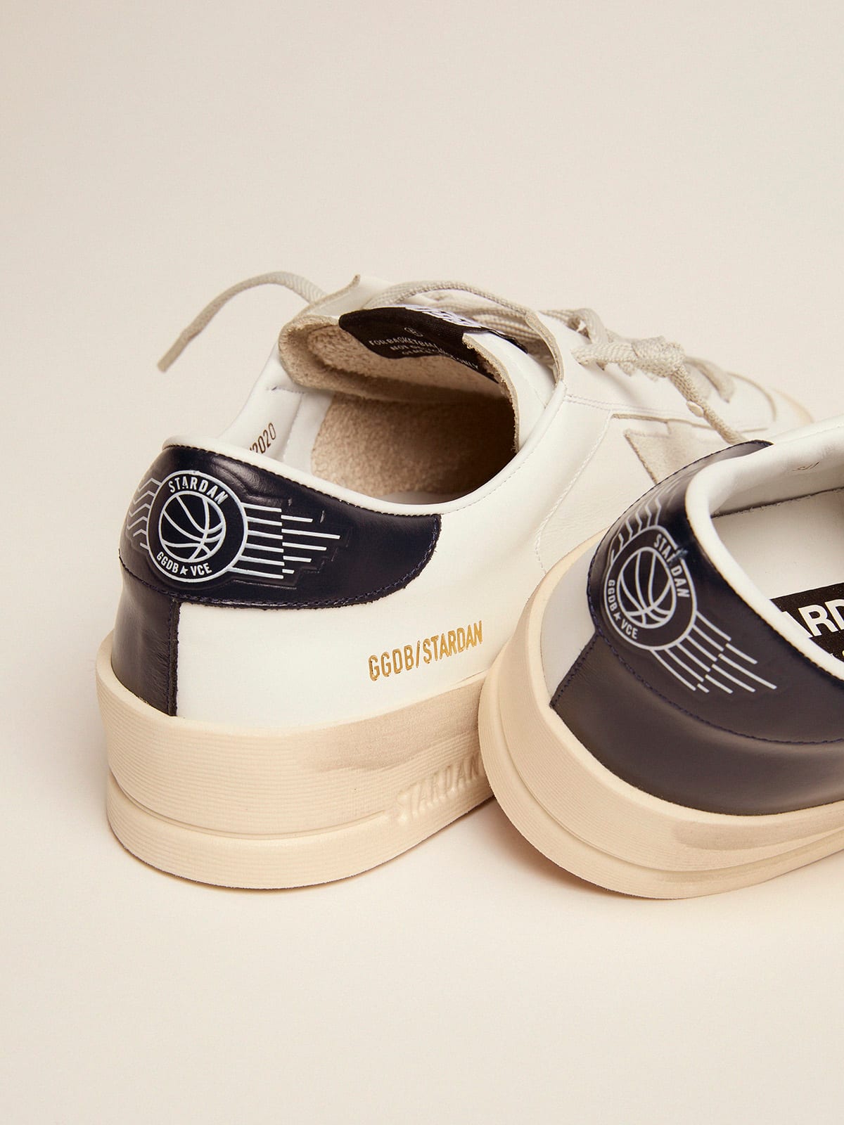Stardan con stella in suede grigio ghiaccio e talloncino blu